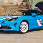 La firma francesa da lugar a una nueva versión conmemorativa para este 2023, el Alpine A110 San Remo 73. Foto: Alpine