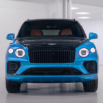 La elección del acabado en Ónix para el capó, techo y parte superior del vehículo se fusiona con la parrilla  acabada en negro brillante. Foto: Bentley
