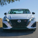 En la parte delantera, encontramos una parrilla en forma de V, que forma parte el nuevo lenguaje de diseño de Nissan. Foto: Nissan