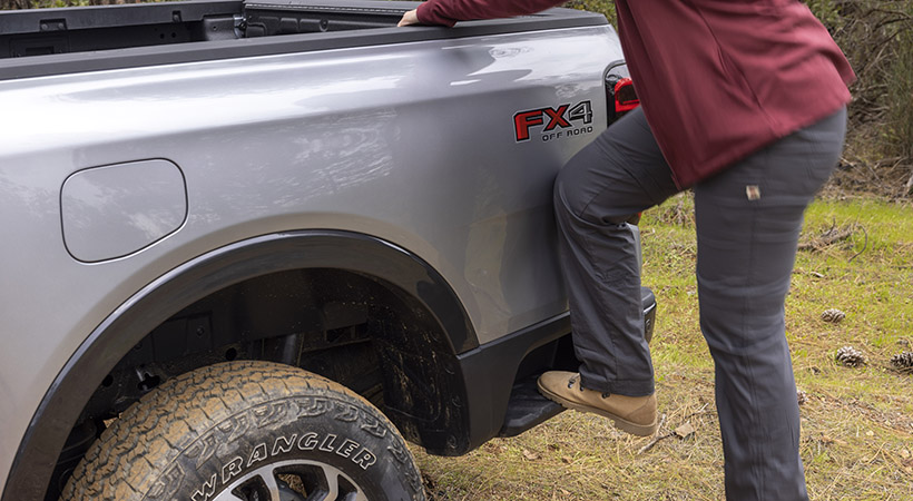 Otra característica destacada es el escalón lateral integrado en la caja, que se encuentra en ambos guardabarros antes de la defensa. Foto: Ford