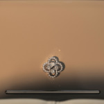 La joya con oro y diamantes colocada en la consola central. Foto: Bentley