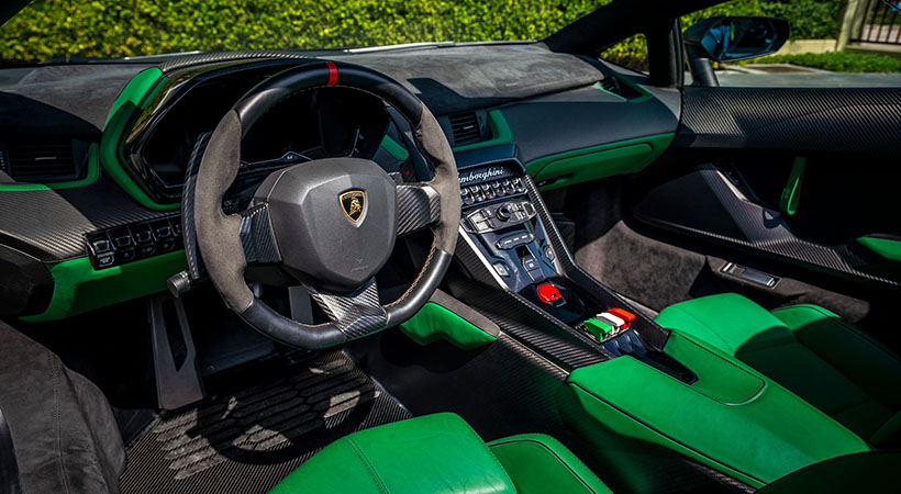 El color negro se extiende al interior, donde también encontramos detalles en tono verde lima en los asientos, el volante, el tablero y la consola central. Foto: SBX Cars