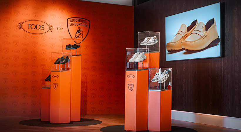 Al recorrer el lounge, los visitantes se encontrarán con el rincón de Tod’s, que exhibe los Gommini y Sneakers de la marca. Foto: Lamborghini
