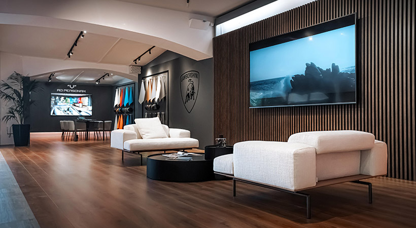 Mientras admiras estos autos, tendrás la oportunidad de deleitar el paladar con un café espresso Lavazza en una sala amueblada por Living Divani. Foto: Lamborghini