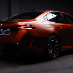 El BMW M5 Pebble Beach Concours d’Elegance #1/1 cuenta con una pintura específica Individual Frozen Orange metálico. Foto: BMW