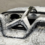 El halo aerodinámicamente optimizado inspirado en la Fórmula 1, compuesto por una barra curva fijada al chasis, sigue siendo parte del diseño. Foto. Mercedes-AMG 